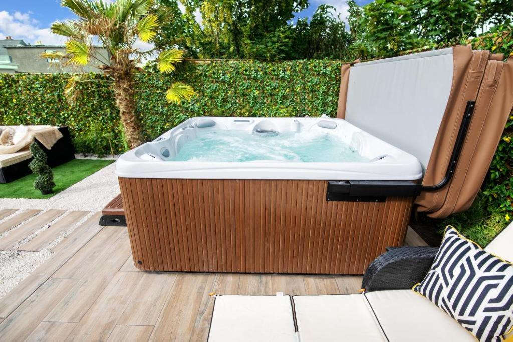 Galway City Centre Apartment | Luxury Cottage - City Center - Large Garden with Hot Tub -7 Bedrooms-4 Bathrooms