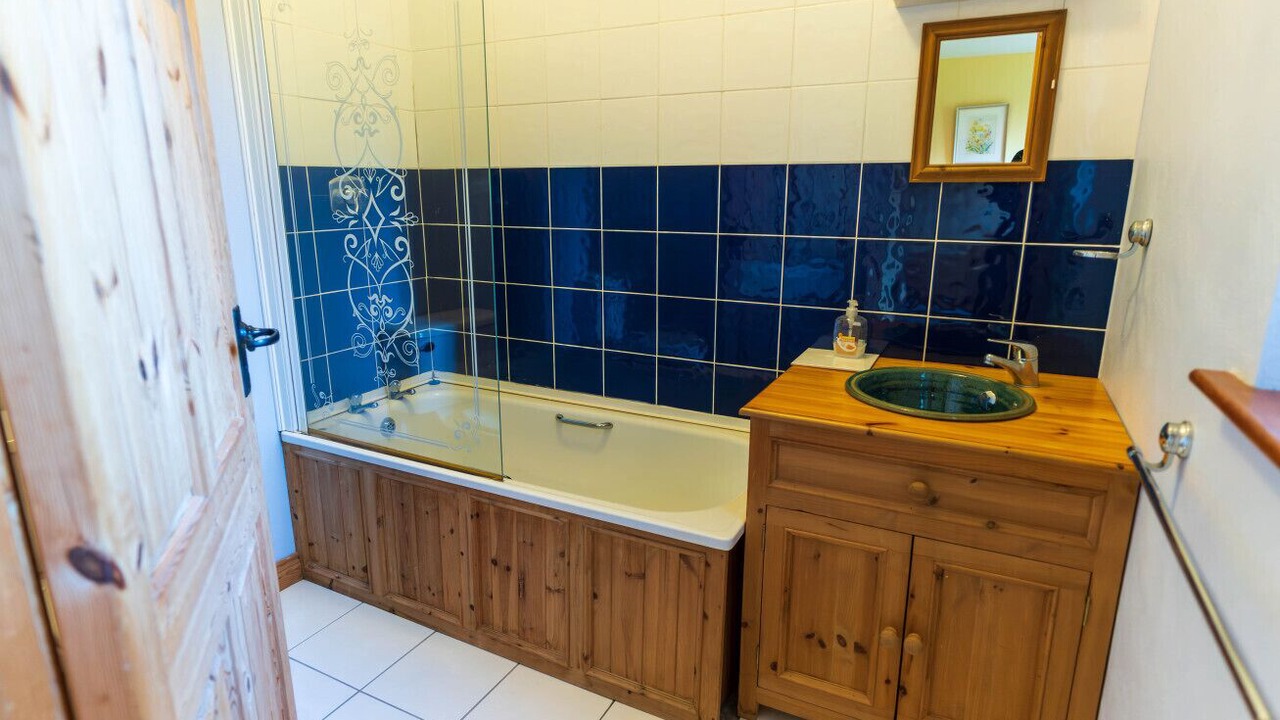 Photo of Bathroom in MacGillycuddy's Reeks