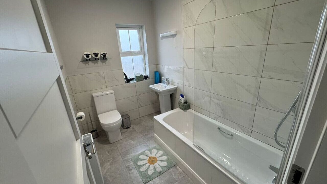 Photo of Bathroom in Cahirciveen