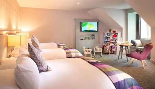 Family Room (2 Adults + 2 Children)