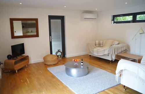 Broad Oak Apartment | Countryside Annex- Sleeps 2, Free Parking & Garden
