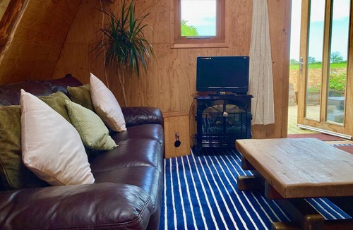 Coleraine Cottage | Creative Art cottage in unique timber Studio