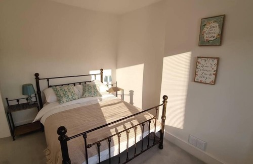 Aberbeeg House | 4 Bed Townhouse-sleeps 7-garden-pets-valley View