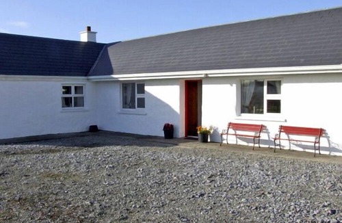 Ballinrobe Cottage | DELIA'S COTTAGE, pet friendly in Ballinrobe, County Mayo