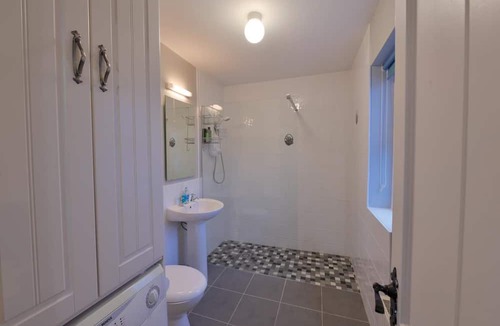 Lahinch Apartment | 10mindrivecliffsofmoher-cozy2br-parking-wifi