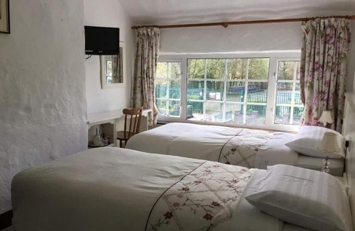 Cong Bed & Breakfast | Ryan's River Lodge B&B