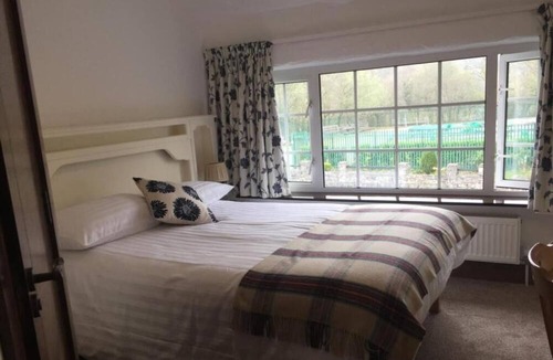 Cong Bed & Breakfast | Ryan's River Lodge B&B
