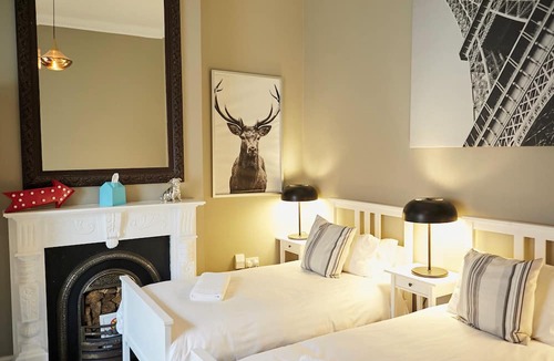 Broadstone House | Cosy Home; Sleeps 10.City 15 mins walk/Tram 2 Mins walk