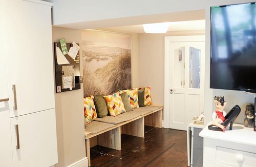 Broadstone House | Cosy Home; Sleeps 10.City 15 mins walk/Tram 2 Mins walk