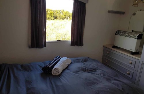 Crosswell Cabin | 2 Bed-sleeps 4-free Parking-pet Friendly