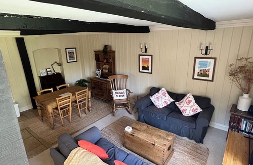 Malmesbury House | Cosy Cottage Over Malmesbury Abbey