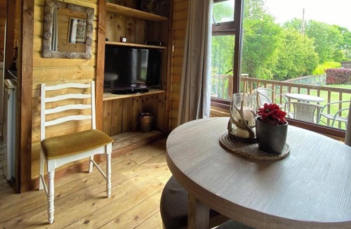 Castlemartyr Cabin | Lakeside Lodge - Castlemartyr - Sleeps 4