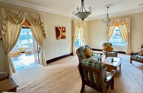 Holycross House | Summer Sale! Beakstown House Luxurious 5-bed Villa