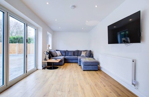 Brentwood House | Spacious Bedroom Ensuite in Brentwood Free Parking