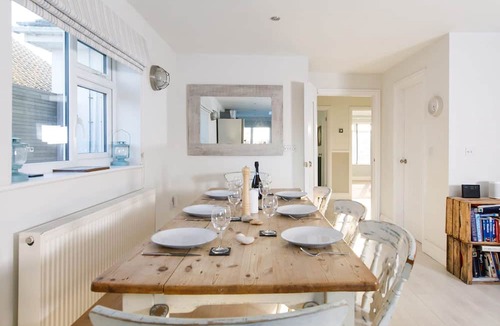 East Wittering House | 4BR Beach House Sleeps 10 - 5 Mins Walk to the Sea