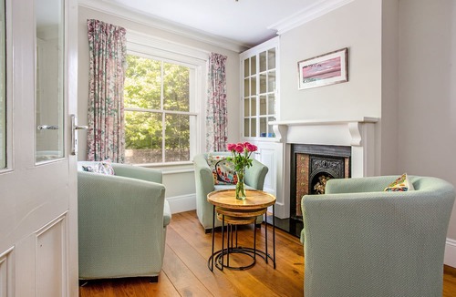 Winchester Cottage | Peaceful Elevated Residential Area - Walk to City