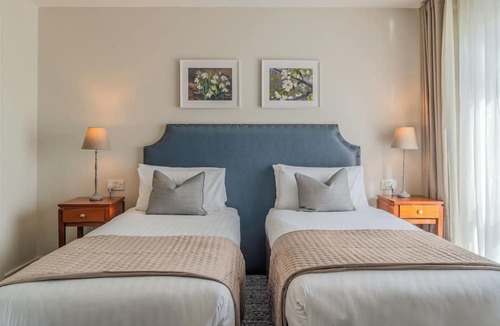 Chapel Hill Hotel | Castle Oaks House Hotel