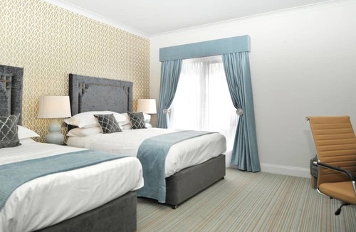 Shannon Hotel | Treacys Oakwood Hotel