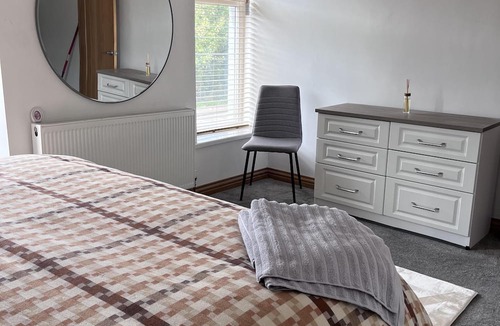 Waunlwyd House | Modern Newly Renovated 3 Story House in Ebbw Vale
