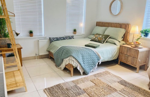 Londonderry Apartment | 1 Bed Flat - Sleeps 2 - Parking - Garden