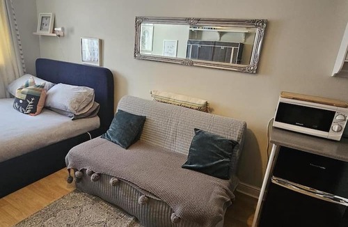 Rumney Apartment | Cozy Studio Retreat in Rumney