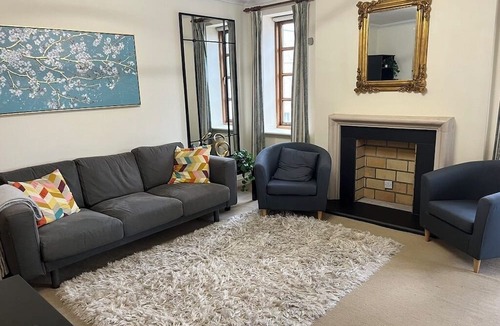 Stillorgan Apartment | Elegant and tranquil apartment in prime location. Beautiful landscaped gardens!