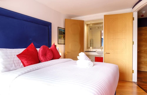Grand Canal Dock Apartment | New Listing, Stunning Newly Renovated Waterfront Apartment