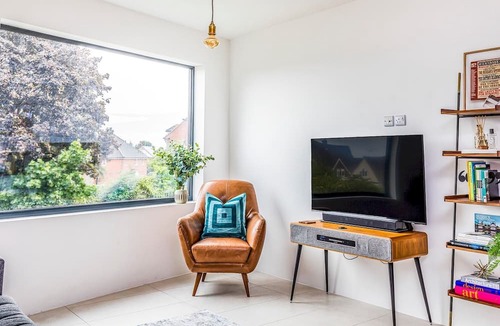 Chichester Apartment | Modern 2 Bedroom City Apartment With Parking - Pass the Keys