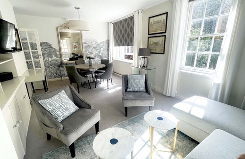 Royal Borough of Kensington and Chelsea Apartment | Super Stylish Living in the Best Location in the Heart of Kensington