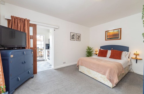Portsmouth Apartment | Art Deco studio with private terrace. Bright, comfortable base near Albert Road's restaurants and a short walk to the seafront.