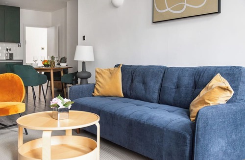 Riverside Apartment | Luxury 2 Bedroom Apartment near London Bridge Sleeps 6 Tube Across Street