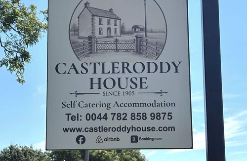 Omagh House | Spacious Private Country House - king beds - extensive parking