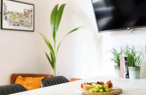 Cardiff City Centre Apartment | 2-Bedroom Close to City Centre - Sleeps 6
