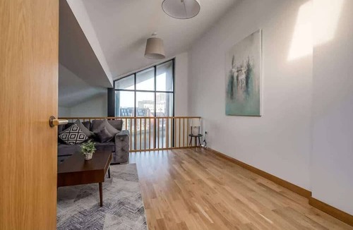 Belfast City Centre Apartment | 5-bedroom apartment with river views - Goliath