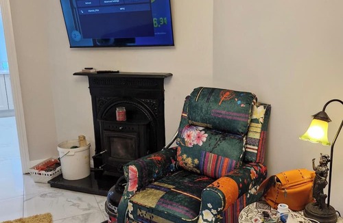 Belmullet House | Townhouse Sleeps 8 - Garden, Wifi, Free Parking