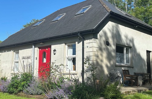 Bantry Apartment | Cosy 2 bedroom holiday apartment in a beautiful quiet area beside a lake.