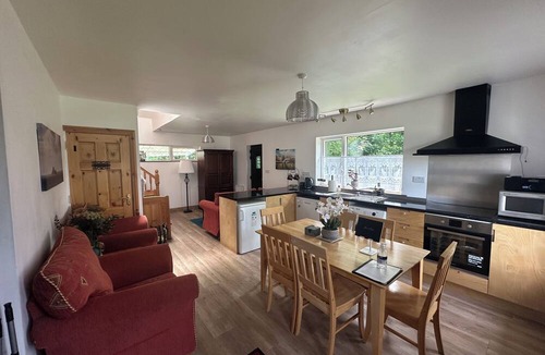 Bantry Apartment | Cosy 2 bedroom holiday apartment in a beautiful quiet area beside a lake.
