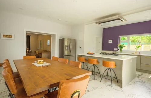 Clarinbridge House | The Stone House Sleeps 10 with Parking