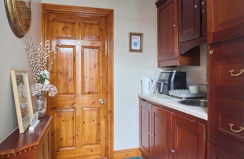 County Meath Apartment | 2 Bedroom Apartment - Free Parking & Garden