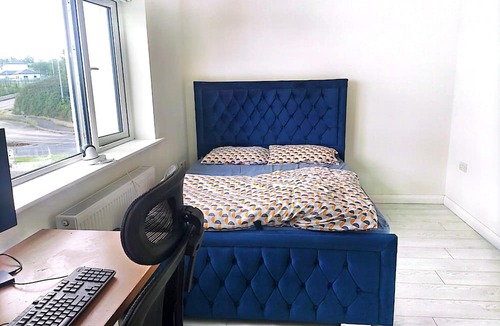 Rathnew House | Spacious Double Room with Garden & Parking – Suitable for male or Couple