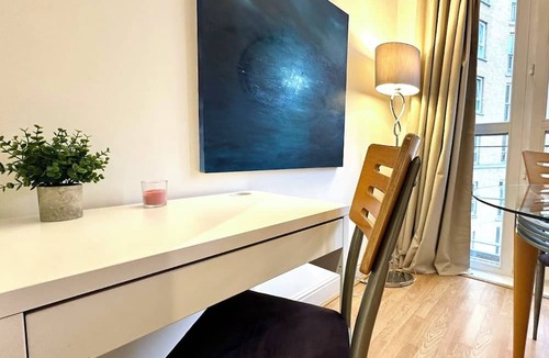 Whitechapel Apartment | Central Apartment by Financial Hub City of London