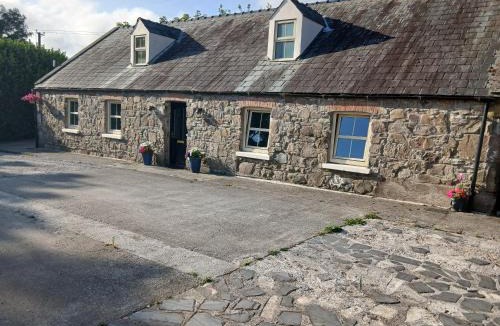 Ogonnelloe House | Charming Farm Cottage Near Lough Derg