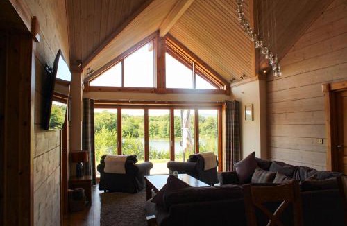 Graig House | Cuddfan Lodge on a Beautiful Lake