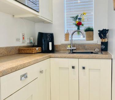 Eglinton Apartment | 1 Bed Flat - Sleeps 2 - Parking - Garden