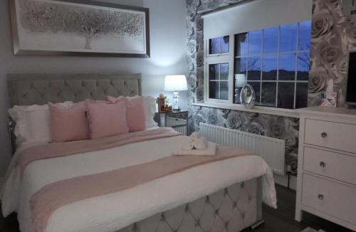 Emyvale House | Dernvale House -Double Room - sleeps 2
