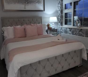 Emyvale House | Dernvale House -Double Room - sleeps 2