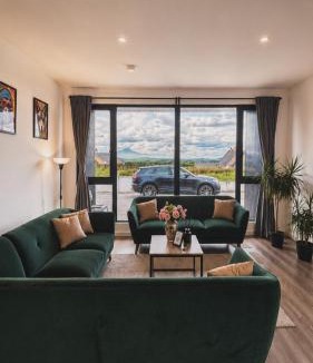 Cashel Villa | Luxury Deerpark Villa Iconic Rock Views & Outdoor Sauna sleeps 16 Guests