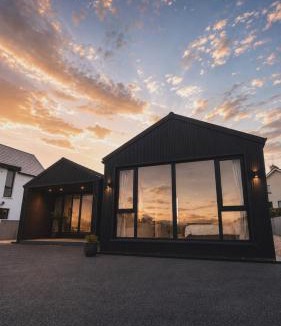 Cashel Villa | Luxury Deerpark Villa Iconic Rock Views & Outdoor Sauna sleeps 16 Guests