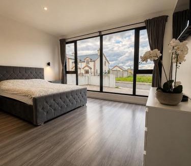 Cashel Villa | Luxury Deerpark Villa Iconic Rock Views & Outdoor Sauna sleeps 16 Guests