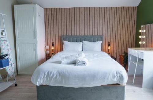 Barry Apartment | Praise Suite I Stylish Barry Studio near Barry Island, Gavin & Stacey Pub & Park I Wi-Fi & Parking I Easy Cardiff Access